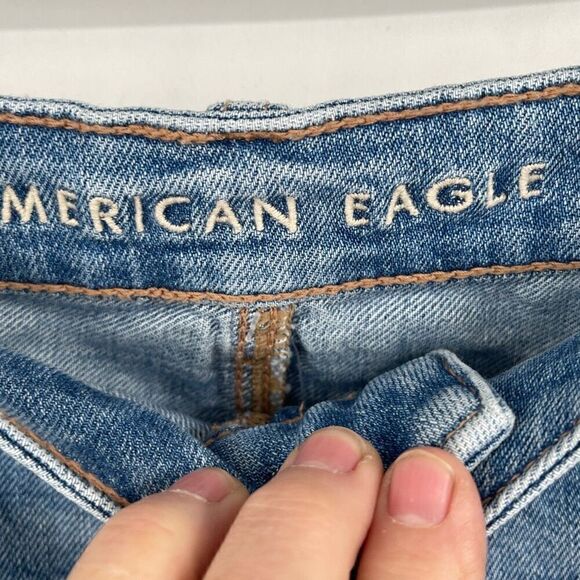NWT American Eagle Blue Light Wash Distressed Curvy Mom Denim Short Size 16 - Picture 3 of 8